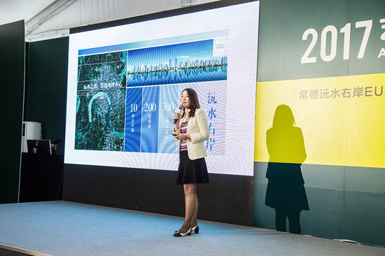 常德市江南城市發(fā)展有限公司董事副總經(jīng)理谷穗則為現(xiàn)場觀眾介紹了這個投資超過200億元、面積300萬平方、持續(xù)建設(shè)8到10年的沅水右岸如何建構(gòu)城市·人·生活三者之間的關(guān)系
