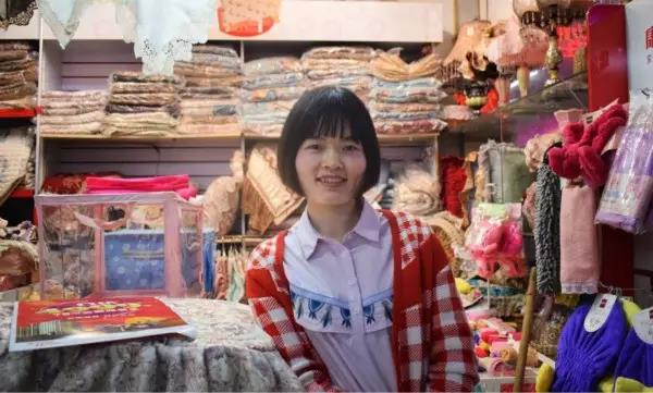 “就算現(xiàn)在橋南市場(chǎng)的經(jīng)濟(jì)一直在后退，可我覺得它是永遠(yuǎn)不會(huì)倒閉的?！保v